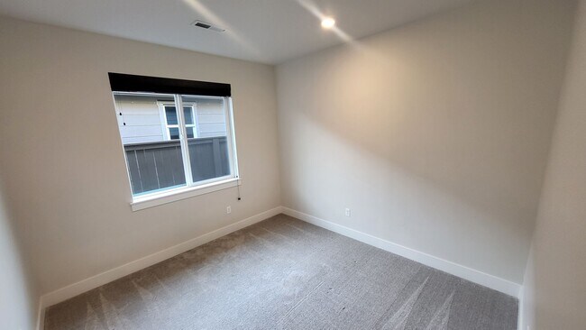 Building Photo - 4 BR/2.5 BA Single-Level home at Trailside
