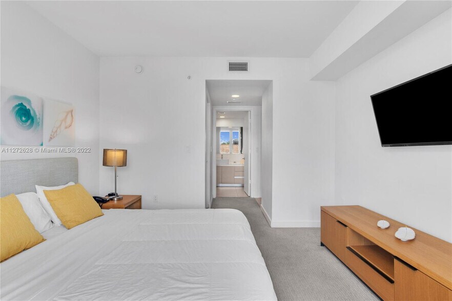 Building Photo - 2602 E Hallandale Beach Blvd