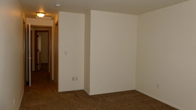 Building Photo - 3 Bed 2.5 Bath Townhome Near Fairview Village