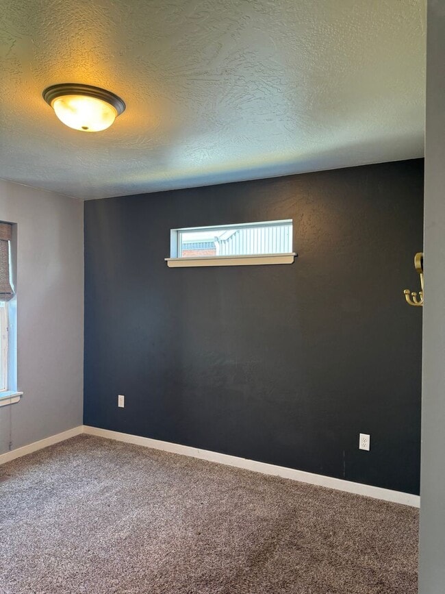 Building Photo - Charming 3BR/2BA Pet-Friendly Home in Vall...