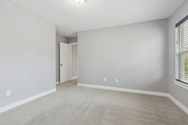 Building Photo - 4 bed/2.5 bath Ready Now- Norfolk