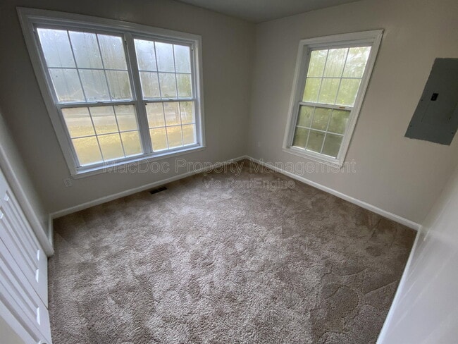 Building Photo - 211 Cedar Ridge Dr