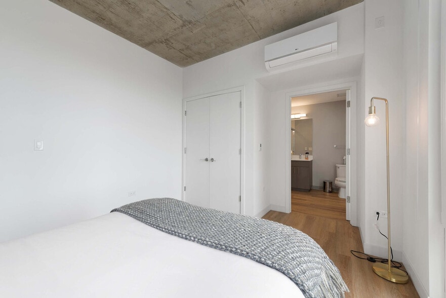 Building Photo - 853 W Blackhawk St