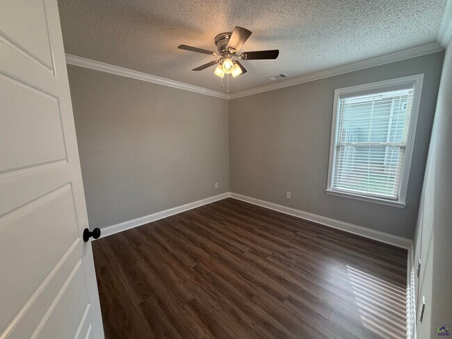 Building Photo - 521 Edgarton Way