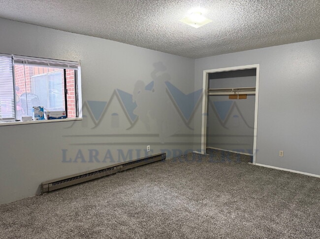 Building Photo - 4 Bed 1.5 Bath Townhouse Style Apartment