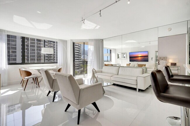 Building Photo - 540 Brickell Key Dr