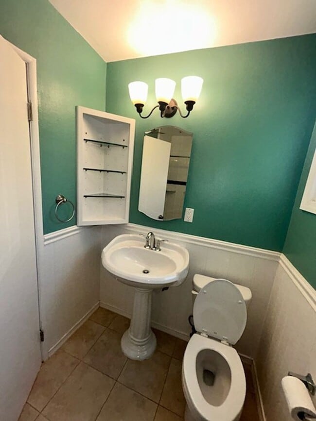 Building Photo - Beautiful Spacious 2Bd/2Bth with Bonus Family Room