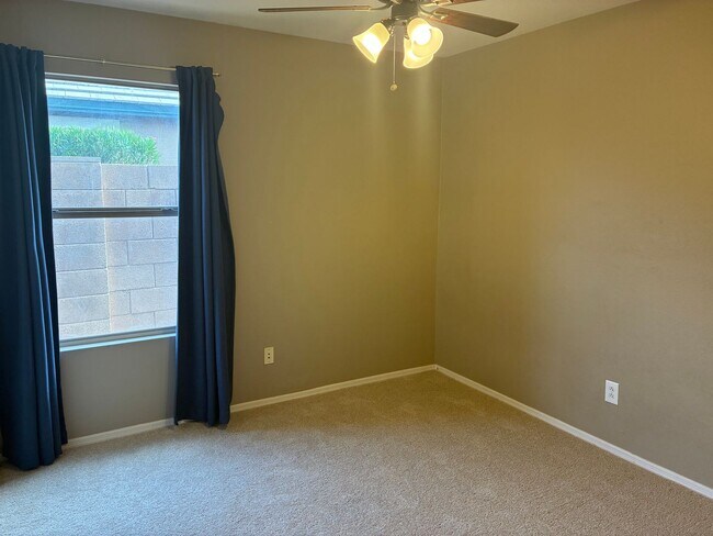 Building Photo - **BEAUTIFUL 3BEDROOM/2BATHROOM HOME LOCATE...