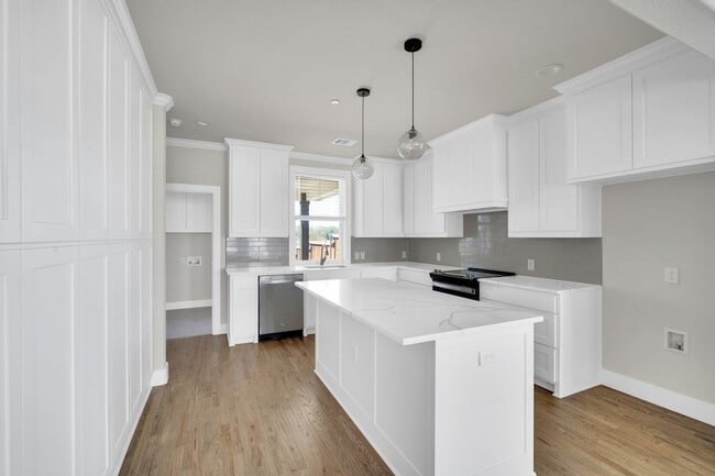 Building Photo - 500 Woodside Trl