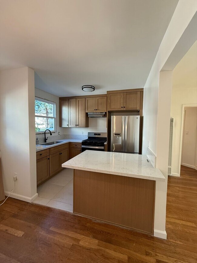 Building Photo - 4131 W Toluca Lake Ave