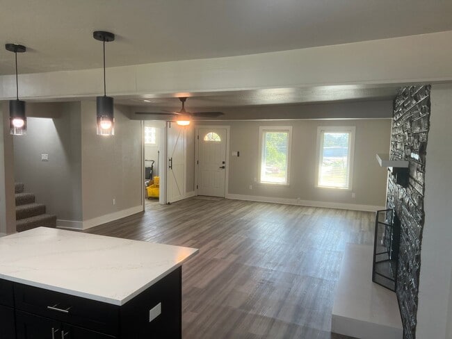 Building Photo - 2162 Airport Rd