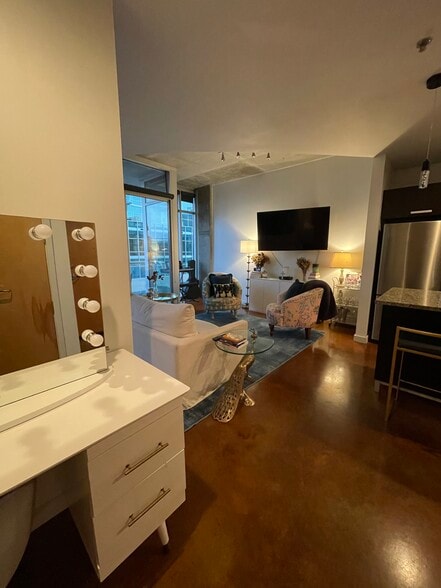 Building Photo - 600 12th Ave S