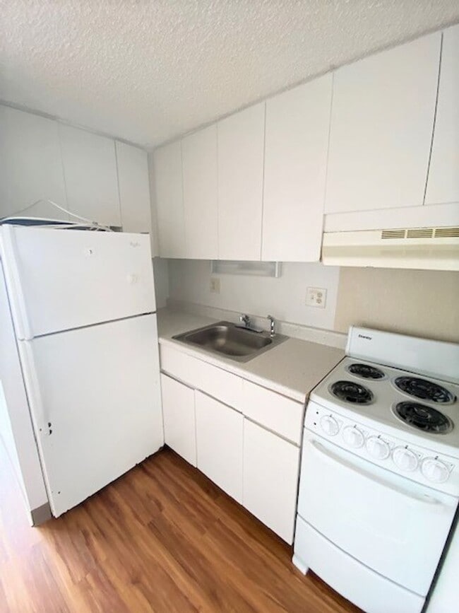 Building Photo - Studio unit at Century Park Plaza
