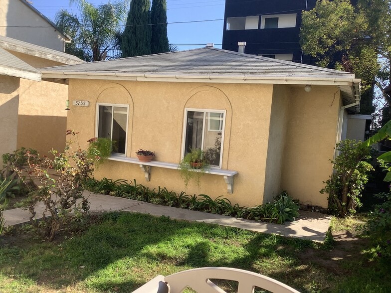 Building Photo - 5730 1/2 La Mirada Ave