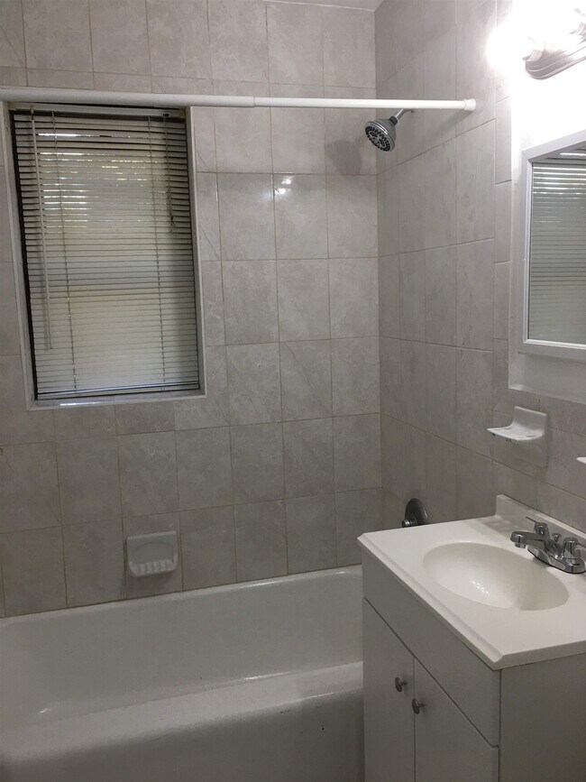 Building Photo - 418 Main St