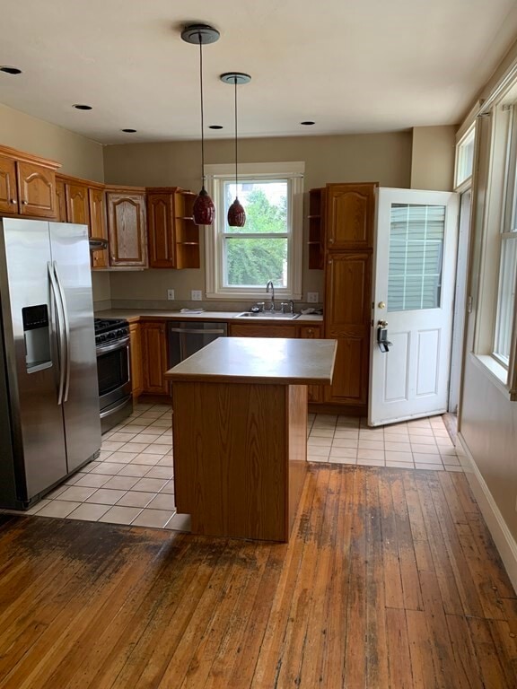 Building Photo - 841 E 5th St