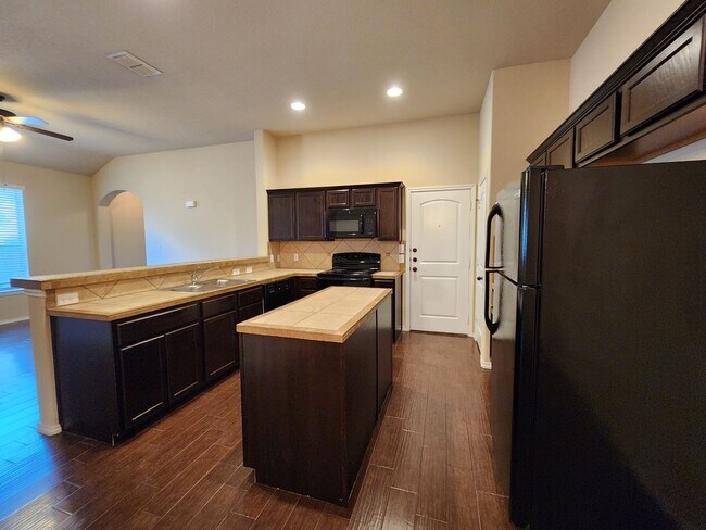 Building Photo - 3/2/2 Duplex Close To Creekside Shopping C...