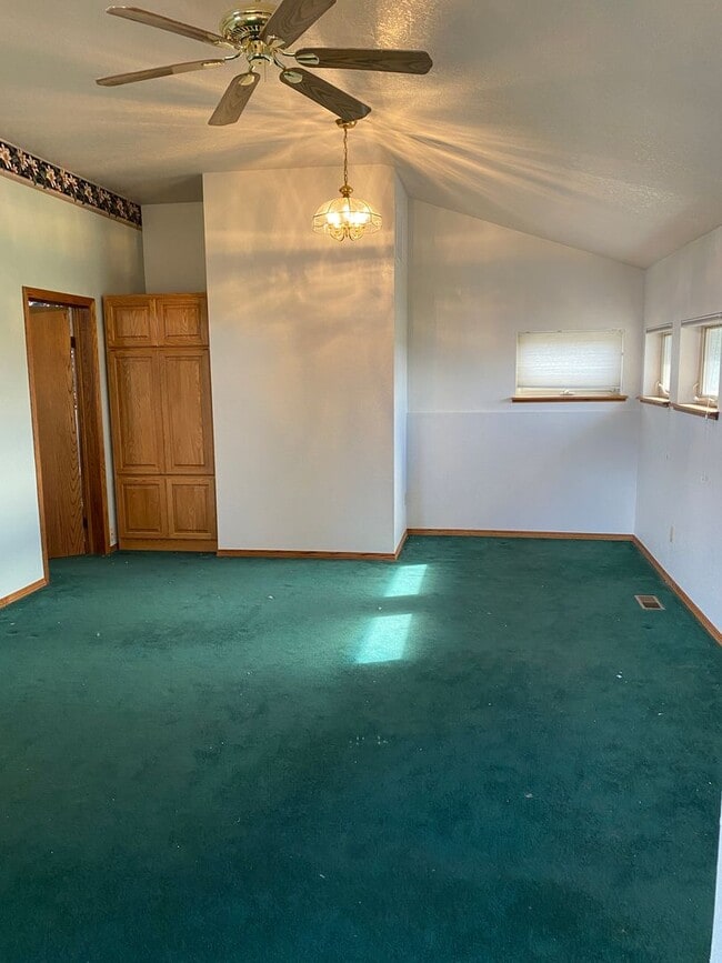 Building Photo - Large Home for Rent on Airway Dr, Beautiful Backyard Views!
