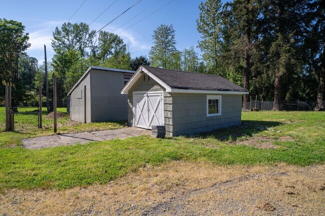 Building Photo - Rare 6 Bedroom Country Ranch Home – Dream Come True!