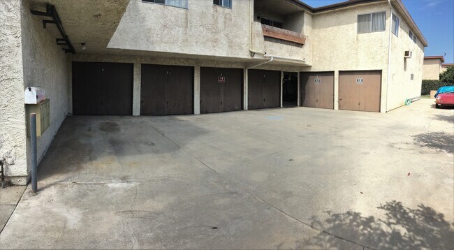 Garages - 16822 Lynn Lane