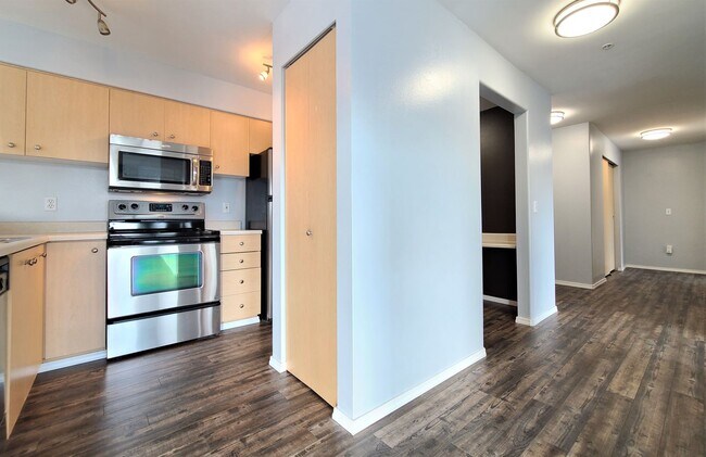 Building Photo - Everett Condo at Nautica Soundview 2 bed/2...
