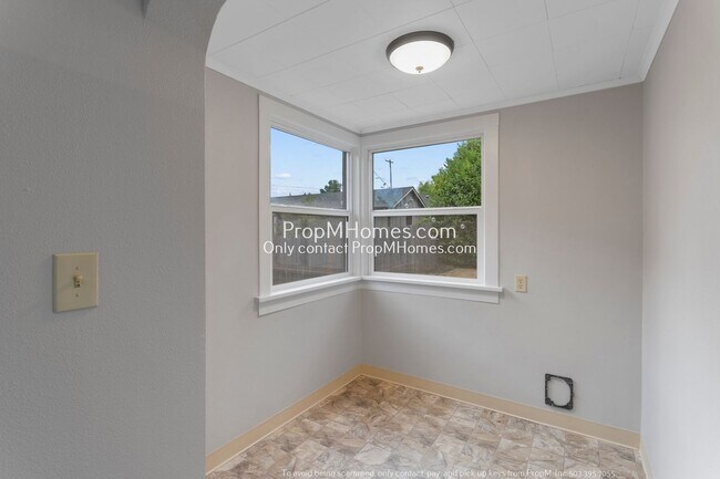 Building Photo - Beautiful Three Bedroom Home in the Heart of Oregon City!