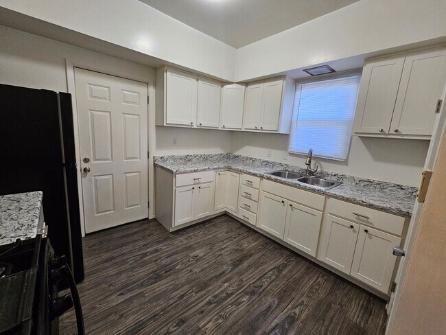 Building Photo - 3 Bed, 2 Bath, Elkhart