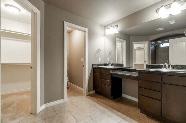 Building Photo - Beautiful 3-bedroom 2 bath Home in Fayetteville!! New Vinyl Plank Floors!