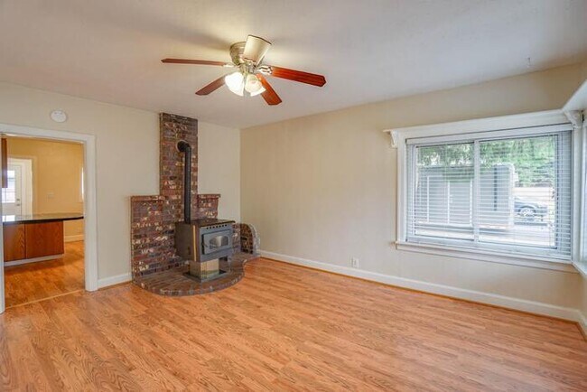 Building Photo - CUTE AND COZY WOODLAND CHARMER