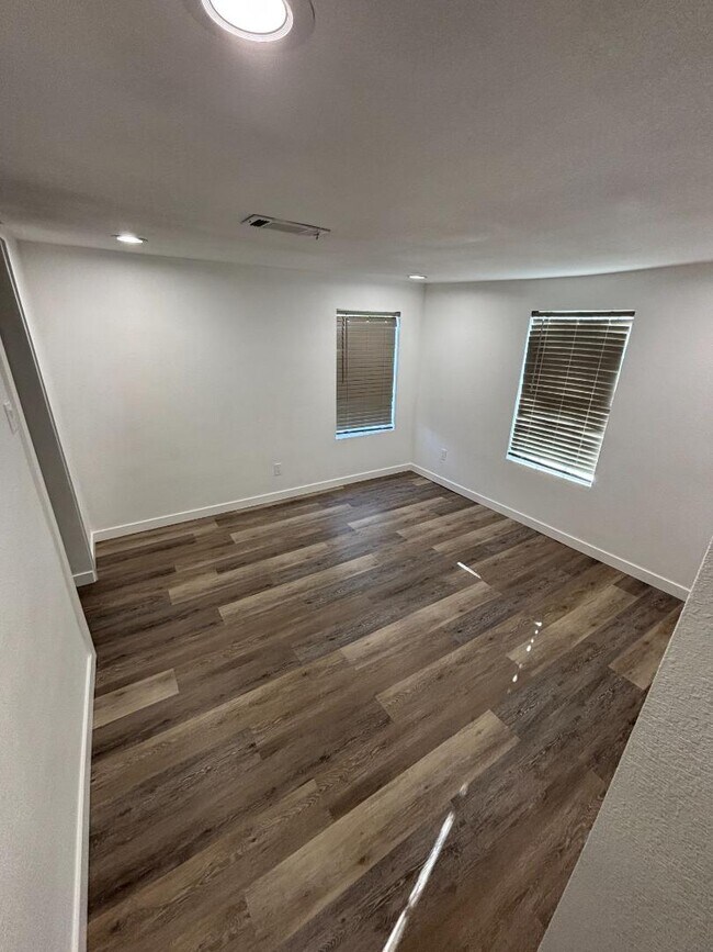 Building Photo - 309 N Allis St