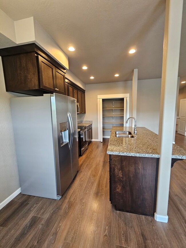 Building Photo - Beautiful Townhome in East Medford