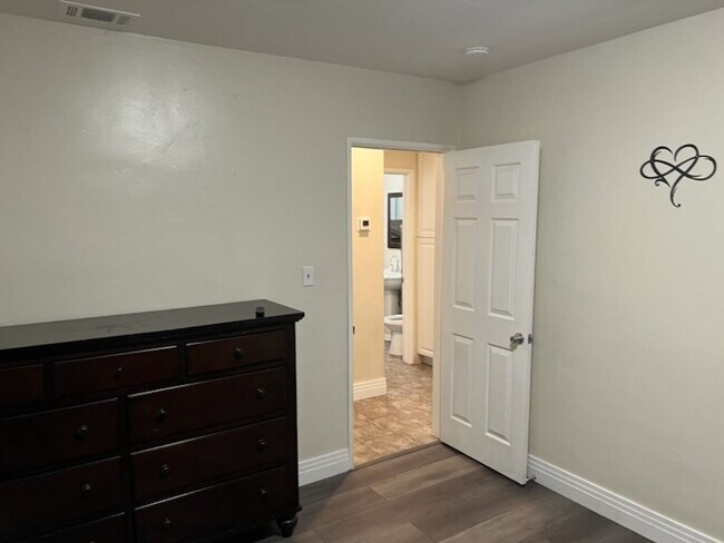 Building Photo - Charming 2 Bedroom Home with Private Garag...