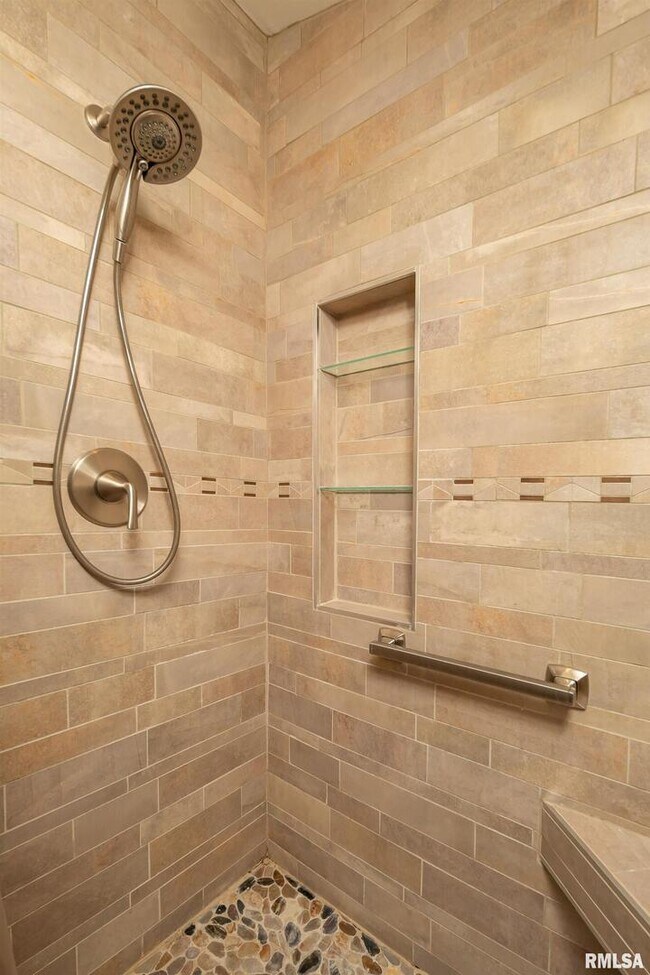 Building Photo - 4640 5th Ave