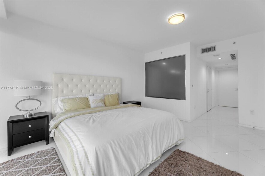 Building Photo - 200 Biscayne Blvd