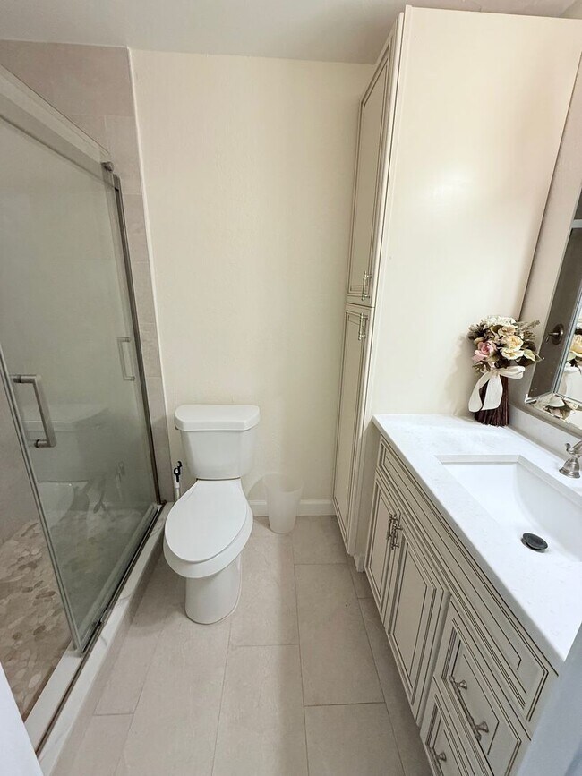 Building Photo - Beautifully Updated & Furnished 2-Bed/2-Ba...