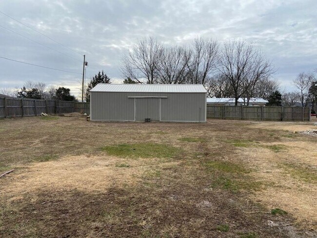 Building Photo - Single-Family Home in Hollister