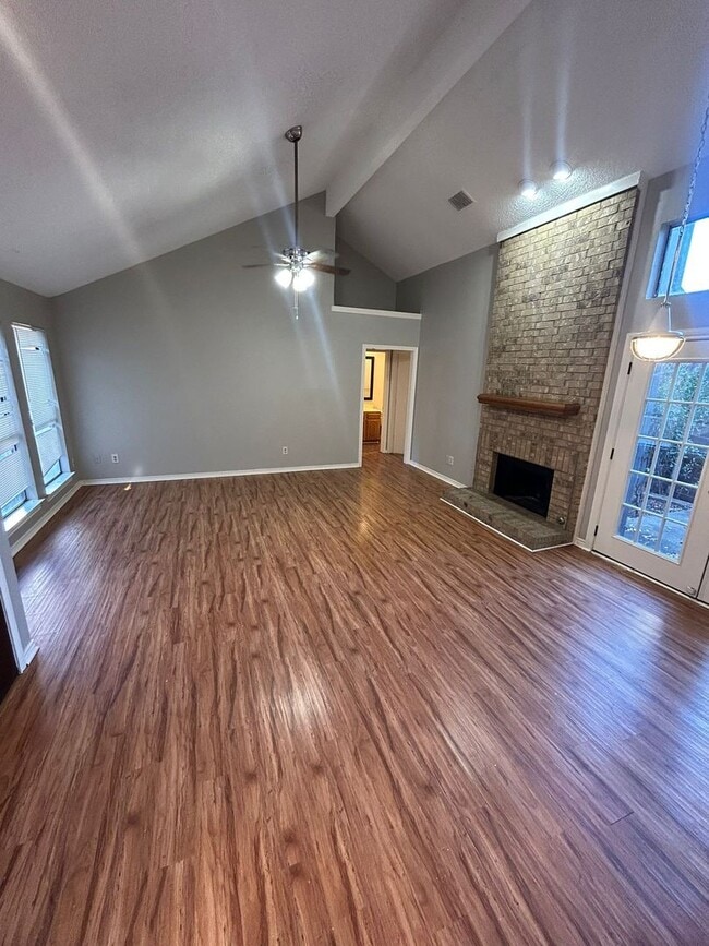 Building Photo - 972 333 1659