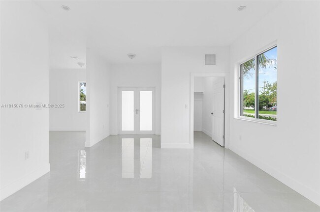 Building Photo - 785 SW 7th Ave