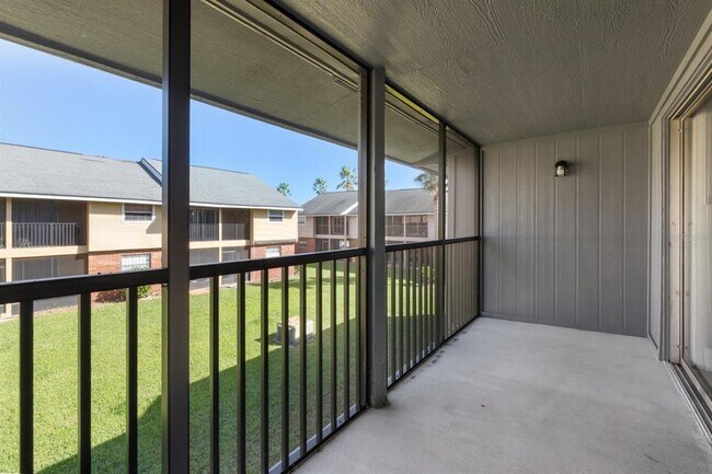 Building Photo - 200 Country Club Dr