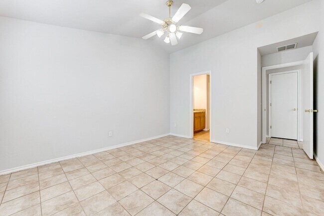 Building Photo - Cute 3BD/2BTH Duplex in Central East Norman!