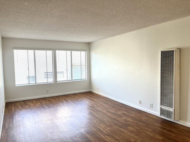 Interior Photo - 4435-4441 52nd St