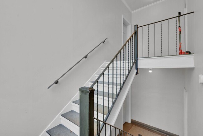 Building Photo - Fully furnished and thoughtfully updated top-floor condo in the heart of Dilworth at desirable My...