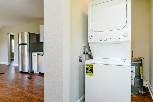 Building Photo - NEWLY RENOVATED 2 bedroom, 1 bathroom at G...