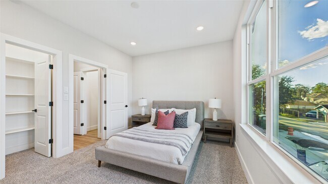 Building Photo - 5027 Golden Forest Dr
