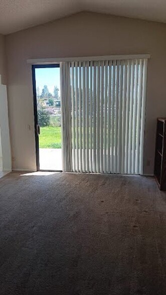 Building Photo - 39640 Wild Flower Dr