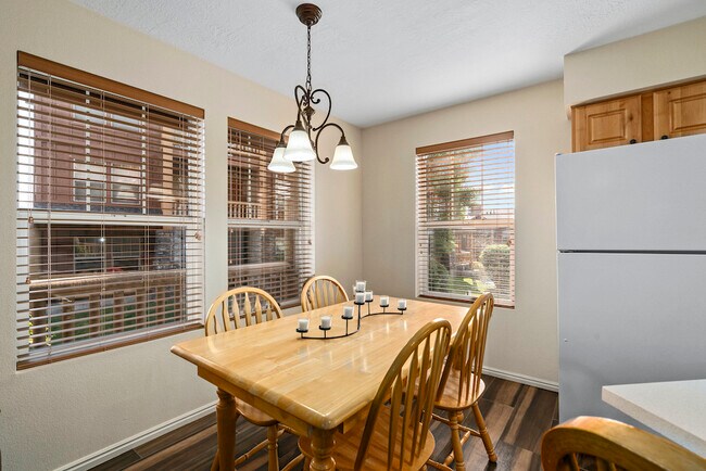Dining Nook - 1800 Fox Bay Dr