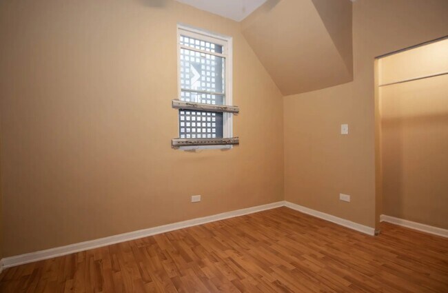 Building Photo - 5005 W Chicago Ave