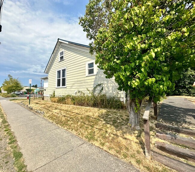 Building Photo - 2100 Humboldt St