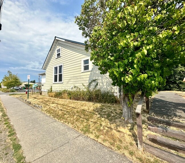 Building Photo - PRELEASING: Available September 2026! 3 bdrm/1 bath House!