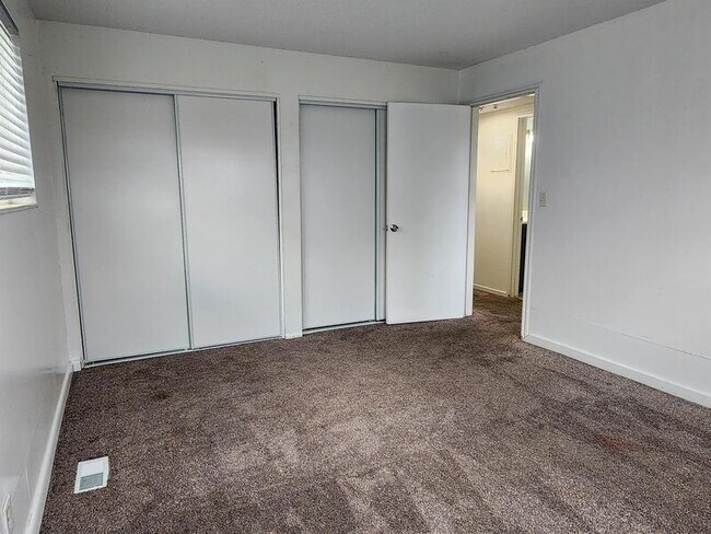 Building Photo - 2590 Robin Rd